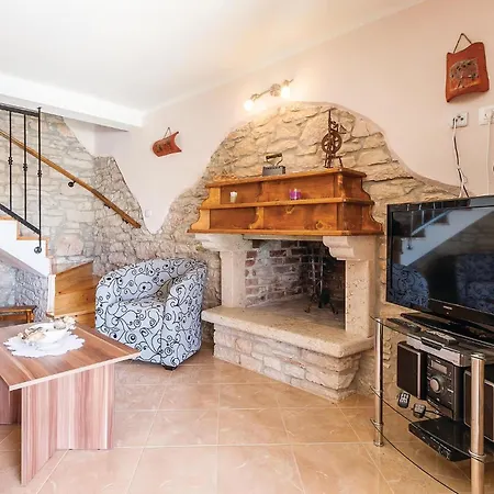 度假居 Two-bedroom In Divšići