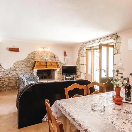 Vakantiehuis Stunning In With Kitchen *