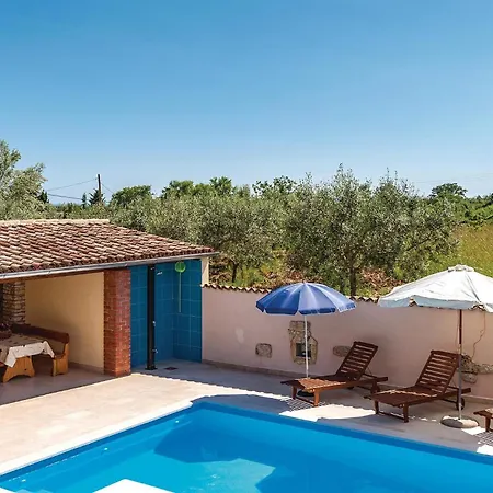 Vakantiehuis Stunning In With Kitchen